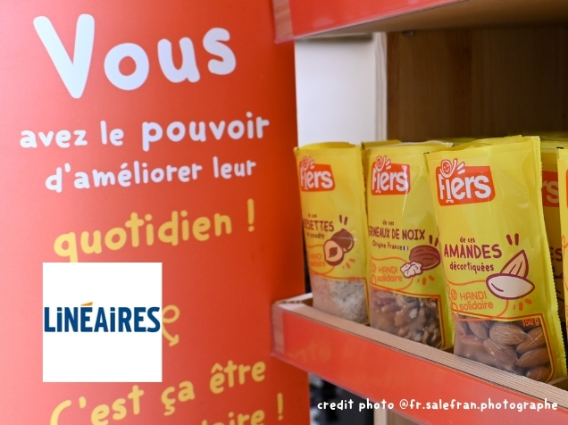Meuble Fiers avec produits de la gamme Aides à la pâtisserie : amandes décortiquées, cerneaux de noix origine France, noisettes en poudre.